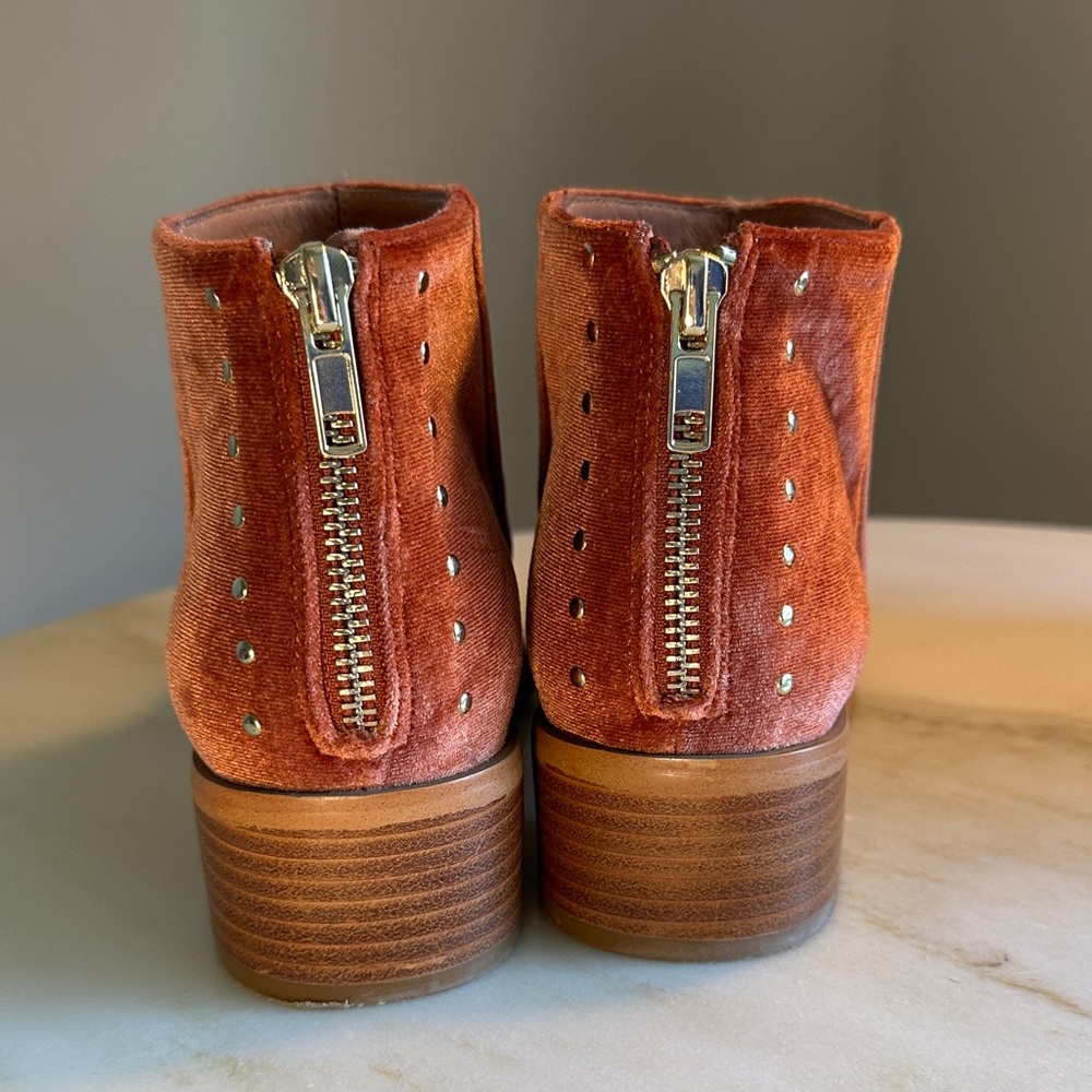 Anthropologie Velvet Ankle Boots in Copper/ Rust with Gold Detail : size 6.5 - Picture 4 of 11